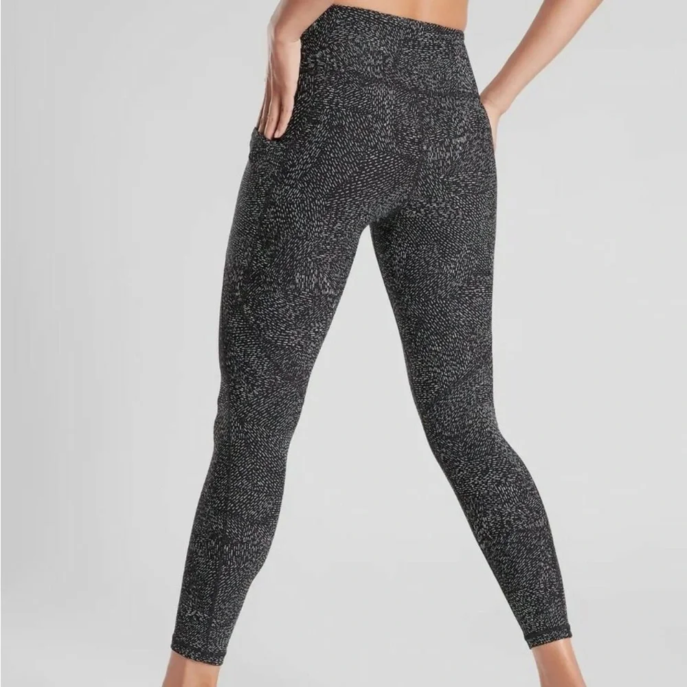 Athleta Salutation Stash Pocket Rainwater Tight leggings size small - Picture 2 of 10